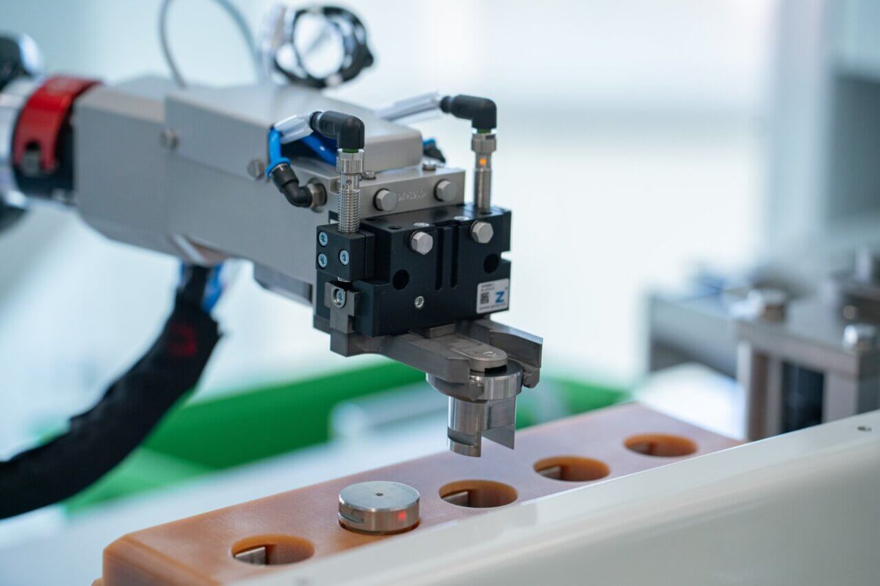 Automatisierte Kollektor-Fertigung mit flexobot im Einsatz bei maxon